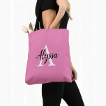 Stilvoll rosa Personalisierte Monogram Tote Bag Tasche<br><div class="desc">Stilvoll rosa Personalisierte Monogram Tote Bag mit einer eleganten Namensgebung und Monogramm-Initial auf hübschem rosa Hintergrund. Die Tasche ist einfach zu personalisieren, indem Sie den Namen und die Initiale Ihrer Wahl in die Online-Personalisierung Vorlage vor der Bestellung. Der Text kopiert sich automatisch auf die andere Seite des Beutels, um auf...</div>