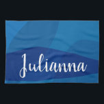 Stilvolle Abstrakte Formen in Blue Personalisiert Geschirrtuch<br><div class="desc">Entspannen Sie in der Küchendekoration mit diesem stilvollen, modernen Küchentuch, das durch Bio Kreise-Formen mit wunderschönen Blautönen besticht. Das gepflegte und elegante Design fügt Ihrer Küche eine zeitgemäße Touch hinzu und verbindet Kunst mit Funktionalität. Personalisieren Sie es mit Ihrem Namen in eleganter Schrift, um ein einzigartiges und raffiniertes Accessoire zu...</div>