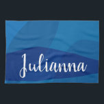 Stilvolle Abstrakte Formen in Blue Personalisiert  Geschirrtuch<br><div class="desc">Entspannen Sie in der Küchendekoration mit diesem stilvollen, modernen Küchentuch, das durch Bio Kreise-Formen mit wunderschönen Blautönen besticht. Das gepflegte und elegante Design fügt Ihrer Küche eine zeitgemäße Touch hinzu und verbindet Kunst mit Funktionalität. Personalisieren Sie es mit Ihrem Namen in eleganter Schrift, um ein einzigartiges und raffiniertes Accessoire zu...</div>