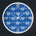 Stilvolle Art-Deco-Schmetterlinge, Kobalt blau und Wanduhr<br><div class="desc">Reproduktion eines stilisierten Art-Deco-Schmetterlingsmusters - Weiße Schmetterlinge auf tiefblauem Kobalt-Hintergrund</div>