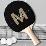 Stilvolle Black Gold Elegante Script Name Monogram Tischtennis Schläger<br><div class="desc">Erstellen Sie Ihre eigene Personalisierte Black Gold Stilvolle elegante Script Name Monogram Ping Pong Paddle. Dieses schicke Tischtennispaddel verfügt über ein stilvolles Monogramm auf der Vorderseite mit einem flachen, goldfarbenen Initial (Hinweis: kein Schimmer oder Folie) auf einem schwarzen Hintergrund, gepaart mit einem klassischen weißen Skriptnamen für eine personalisierte Touch. Der...</div>