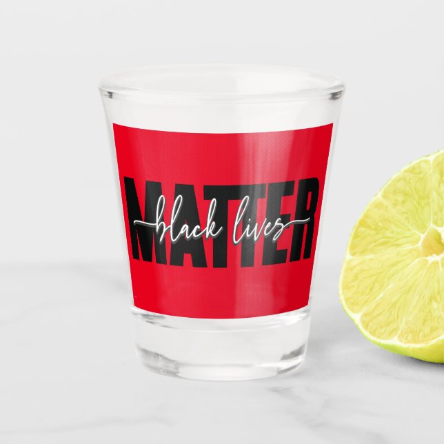 Stilvolle Black Lives Matter Typografie Schnapsglas (Vorderseite)