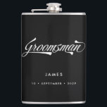 Stilvolle Black Retro Typografy Trauzeuge Hochzeit Flachmann<br><div class="desc">Diese personalisierte Flasche ist ein stilvolles,  Vintag inspiriertes Geschenk für Trauzeugen. Funky Retro inspirierter Schriftart in Weiß auf schwarzem Hintergrund und Ihr Name und Datum der Wahl! Woll mehr Hochzeitsartikel in diesem Stil? Lass mir eine Nachricht!</div>