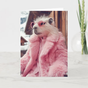 Stilvolle Capybara in rosa Pelzmatte und Sonnenbri Einladung