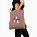Stilvolle Cinnamon Monogram Tote Bag Tasche<br><div class="desc">Stilvolle Cinnamon Monogram Tote Bag mit einer eleganten Namensgebung und Monogramm Initial auf einem hübschen Zimtfarbenhintergrund. Die Tasche ist einfach zu personalisieren, indem Sie den Namen und die Initiale Ihrer Wahl in die Online-Personalisierung Vorlage vor der Bestellung. Der Text kopiert sich automatisch auf die andere Seite des Beutels, um auf...</div>