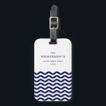 Stilvolle Familienurlaube Navy Blue Tropical Waves Gepäckanhänger<br><div class="desc">Stilvolle Family Vacation Navy Blue Tropical Nautical Waves auf weißem Hintergrund,  können Sie den Text nach Ihren Vorlieben ändern.</div>