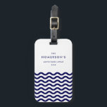 Stilvolle Familienurlaube Navy Blue Tropical Waves Gepäckanhänger<br><div class="desc">Stilvolle Family Vacation Navy Blue Tropical Nautical Waves auf weißem Hintergrund,  können Sie den Text nach Ihren Vorlieben ändern.</div>