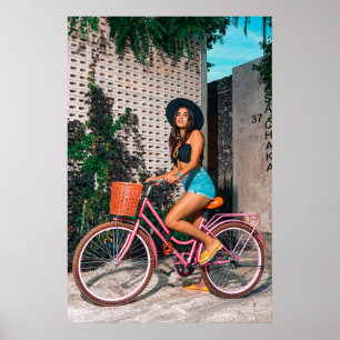 Stilvolle Frau auf rosa Fahrrad, Städtisches Abent Poster
