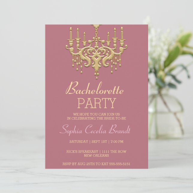 Stilvolle Gold Chandelier Party Einladung (Stehend Vorderseite)