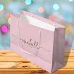 Stilvolle Gold Monogram Name Script Rosa Rosa Große Geschenktüte<br><div class="desc">Elegant Moderne Rosa zartes Glam Gold Monogram Name Script Signature Custom Personalisiert Gift Bag. Dieses Design mit Ihrem Vornamen in einem hübschen handgeschriebenen Stil Swash Schwanz Schriftart Signatur Typografie (oder Kalligrafie) in Gold auf hellrot rot rosa oder Baby rosa Hintergrund. Diese sind einfach zu anpassen. Diese feminine Geschenktasche eignet sich...</div>