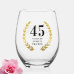 Stilvolle Gold Wreath Anniversary Name Weinglas Ohne Stiel<br><div class="desc">Pension, Abschluss oder andere festliche Anlässe sollten stilvoll gefeiert werden, und dieses Jubiläum klingt wineglass wie die perfekte Art, es zu tun! Der schlichte und dennoch elegante Goldkranz und die schwarzen klassischen Scripte tragen zu einer Touch von Eleganz bei, während der anpassbare Name auf der Rückseite eine persönliche Touch ermöglicht....</div>