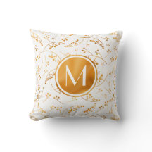 Stilvolle Goldbeeren mit Monogramm auf weißem Must