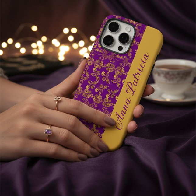 Stilvolle Golden Damask im lila Stil iPhone 16 Pro Max Hülle (Von Creator hochgeladen)