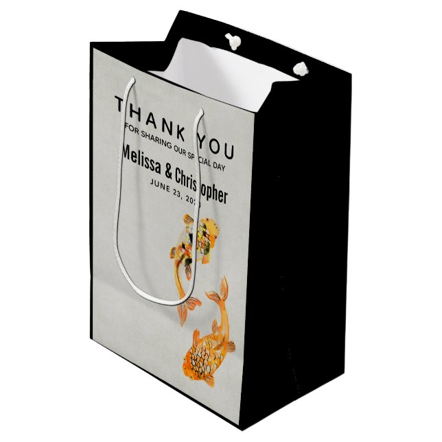 Stilvolle Goldkoi-Hochzeit Mittlere Geschenktüte (Vorderseite Schrägansicht)