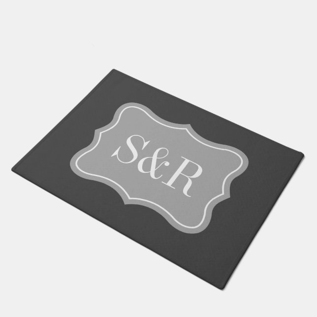 Stilvolle graue und weiße Monogramm-Begrüßungstür Fußmatte (Schrägansicht)