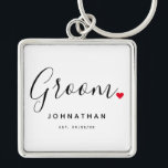 Stilvolle Groom Wedding Schlüsselanhänger<br><div class="desc">Das Geschenk für jeden Bräutigam,  das lustige und moderne Design bietet stilvolle Typografie-Script-Schriftart "Groom"-Formulierung mit einer niedlichen kleinen roten Liebe Herz-Stationen. Das Design ist einfach zu personalisieren mit Ihrem Namen und etablierten Hochzeitsdatum und wird der perfekte Sake von Ihrem besonderen Tag.</div>