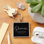 Stilvolle Groom Wedding Schlüsselanhänger<br><div class="desc">Das Geschenk für jeden Bräutigam,  das lustige und moderne Design bietet stilvolle Typografie-Script-Schriftart "Groom"-Formulierung mit einer niedlichen kleinen roten Liebe Herz-Stationen. Das Design ist einfach zu personalisieren mit Ihrem Namen und etablierten Hochzeitsdatum und wird der perfekte Sake von Ihrem besonderen Tag.</div>
