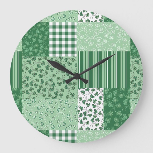 Stilvolle grüne Shamrock-Faux-Patchwork-Wanduhr Große Wanduhr (Vorderseite)