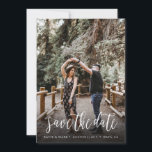Stilvolle handgeschriebene Save the Date-Karte Date<br><div class="desc">Teilen Sie Ihr Hochzeitstag stilvoll mit dieser stilvollen und einzigartigen Foto-Postkarte im Stile eines Pinselskriptes.</div>