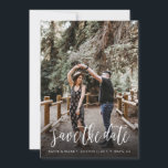 Stilvolle handgeschriebene Save the Date-Karte Date<br><div class="desc">Teilen Sie Ihr Hochzeitstag stilvoll mit dieser stilvollen und einzigartigen Foto-Postkarte im Stile eines Pinselskriptes.</div>