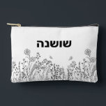 Stilvolle hebräische Floral Sketch Kosmetische Tas Zubehörtasche<br><div class="desc">Unsere stilvolle Floral Script hebräischen Name Kosmetik / Accessoires-Tasche in schwarz & weiß hat einen skurrilen boho, von Hand gezeichnet Look. Gut und hübsch! Der hebräische Name kann mit dem Set der Tastatur in hebräische Zeichen eingeben geändert werden. Dieses Design erlaubt es Ihnen, eine Zeile nachdenklichen (oder praktischen) Textes auf...</div>