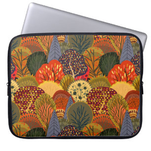 Stilvolle Herbstbäume, helle Waldmuster. Laptopschutzhülle