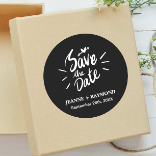 Stilvolle kalligraphische Hochzeit Save the Date B Runder Aufkleber