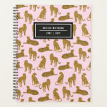 Stilvolle Leopard-Musterbezeichnung | Pink Planner Planer<br><div class="desc">Dieses moderne Design-Planer-Notizbuch zeichnet sich durch ein Leopardenmuster in verschiedenen Posen auf einem hellrosa Hintergrund aus. Einfach zu personalisieren für jeden Gebrauch - ein Geschenk,  zurück zur Schule,  Uni,  Teens,  Mütter etc.! Die Rückseite weist das gleiche Hintergrunddesign wie die Vorderseite auf. Ideal für jemanden,  der bleibe werden muss!</div>