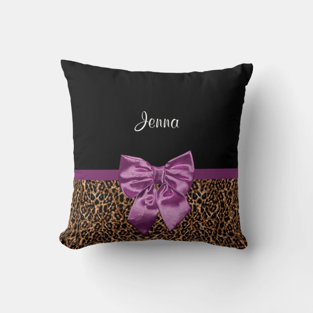Stilvolle Leopard Print Elegant Lila Bow and Name Kissen (Vorderseite)