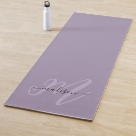 Stilvolle Lila Boho Script Monogram und Name Yogamatte