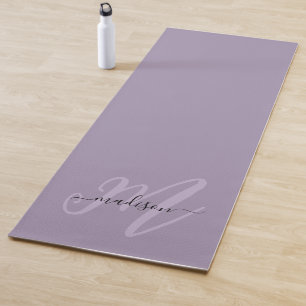 Stilvolle Lila Boho Script Monogram und Name Yogamatte
