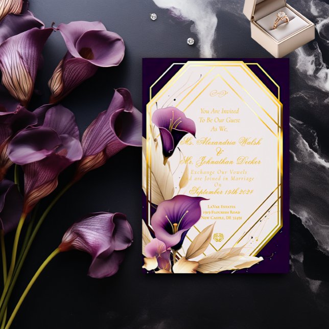 Stilvolle Lila Calla Lilly Floral Script Wedding Einladung (Stylish and Chic Deep Violet Purple and Gold Calla Lilies Wedding Invitation.)