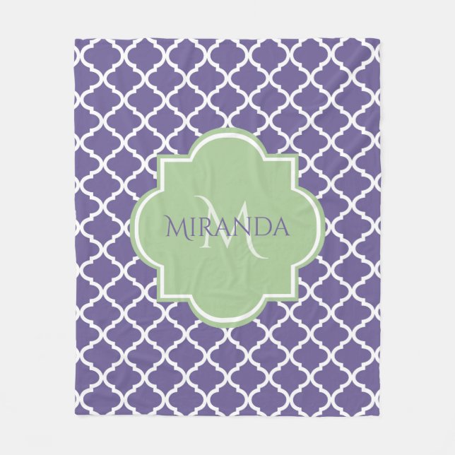 Stilvolle Lila Quatrefolie und Green Monogram bene Fleecedecke (Vorderseite)
