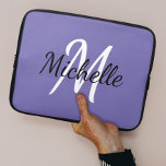 Stilvolle moderne Lila Monogrammbezeichnung   Init Laptopschutzhülle<br><div class="desc">Stilvolles Monogramm-Design mit lila Hintergrund und moderner Schwarz-Weiß-Schrift.</div>