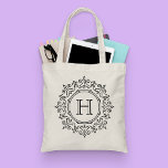 Stilvolle Monogram Moderne Schwarz/Weiß Tote Tasch Tragetasche<br><div class="desc">Stilvolle Monogram Modern Black and White Tote Bag von Girly-Girl-Graphics bei Zazzle: Passen Sie dieses stilvolle, minimalistische, elegant und einzigartig schicke, Vintage verzierte Logo-Kranz im Viktorianischen Stil mit einem trendigen, modernen Monogramm Typografie-Totbag an, der Geburtstag, Weihnachten, Abschluss, Hochzeit, oder jeden Tag Partys macht Geschenk und teilen mit der Familie und...</div>