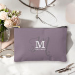 Stilvolle Monogram und Name Calligrafy Lila Zubehörtasche<br><div class="desc">Dieses Design ist ein hübscher Accessoires-Beutel, der als Kosmetiktüte oder für andere Zwecke verwendet werden kann. Es ist elegant und stilvoll mit klassischen Serifen und einer verzierteren Schriftzeichen-Kalligraphie in einem ausgewogenen und schönen Layout gestaltet. Die drei Elemente verschmelzen mit einer ausgeklügelten Harmonie und kreieren Ihr eigenes Markenlogo. Hier zeigt sich...</div>