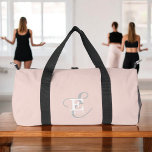 Stilvolle Monogramm Typografie Blush Pink Duffle Bag<br><div class="desc">Ein stilvolles, einzigartiges Monogramm-Design mit Ihrem Namen und Monogramm unterstreicht diesen individuellen Duffelbeutel mit klassischen Serifen und einer verzierteren Schriftzeichen-Typografie in einem schönen Layout. Die drei Elemente verschmelzen wunderschön und kreieren so Ihr eigenes Markenlogo. Hier mit einem weichen, rot-rosa Hintergrund mit Monogrammelementen in weiß und grau dargestellt. Eine großartige Wahl...</div>