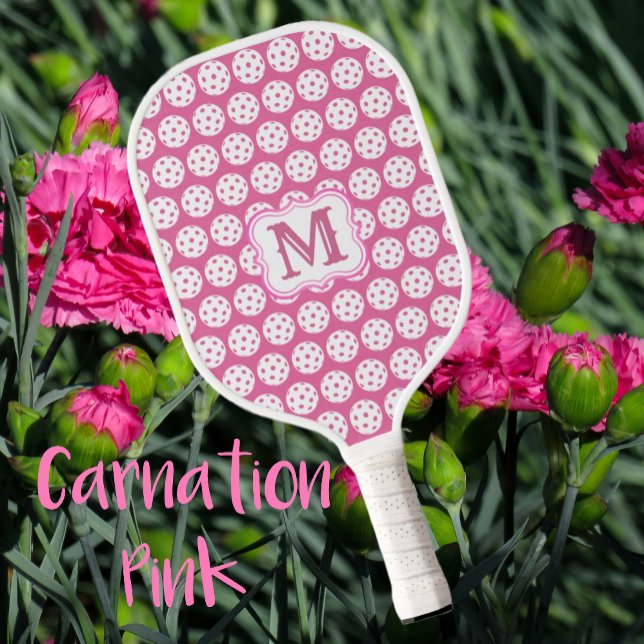 Stilvolle Nylonfarbe Rosa und Weiße Monogramm Pickleball Schläger (Fun little white pickleballs dance on a Carnation Pink background. Monogram!)