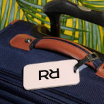 Stilvolle Pink Monogram Luxury World Traveller Gepäckanhänger<br><div class="desc">Stilvolle Pink Monogram Luxury Elegant World Traveller Gepäckmarke Travel in style und stellen sicher, dass Ihr Gepäck mit unserem individuellen monogramm Gepäckanhänger, für den anspruchsvollen Reisenden, der eine Mischung aus Sicherheit und personalisiertem Flair schätzt, herausragt. Mit einem schicken, rot-rosa Hintergrund mit den Initialen, die elegant auf der Vorderseite angezeigt werden,...</div>