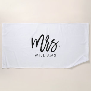 Stilvolle Pinselschrift "Mrs. Nachname" Strandtuch