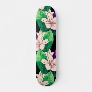 Stilvolle Plumeria Blume Tropical Green Foliage Skateboard