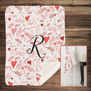Stilvolle rosa rote Herzmuster Monogram Valentines Sherpadecke