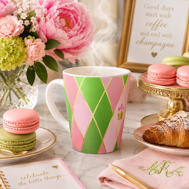 Stilvolle Rosa und Grüne Raute Mit Monogramm Milchtasse (Stylish Pink and Green Argyle Monogrammed Latte Mug )