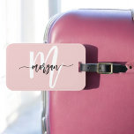 Stilvolle Rosa World Traveller Monogram Name Gepäckanhänger<br><div class="desc">Reisen Sie stilvoll mit dem stilvollen rosa World Traveller Monogram Name Luggage Tag. Dieses schicke Accessoire eignet sich hervorragend, um Ihrem Gepäck eine persönliche Touch hinzuzufügen. Freuen Sie sich auf ein modernes rosa Design mit einem individuell anpassbaren Monogramm. Dieses Gepäckanhänger wurde aus langlebigen Materialien gefertigt und ist so gebaut, dass...</div>