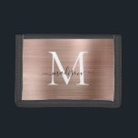 Stilvolle Rose Gold Brushed Metal Monogram Script Trifold Geldbörse<br><div class="desc">Stilvolle Rose Gold Brushed Metal Monogram Script Trifold Wallet</div>