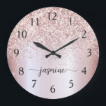 Stilvolle Rose Gold Glitzer Monogram Name Signatur Große Wanduhr<br><div class="desc">Girly Glam Blush Rose Gold Glitzer Metallic Monogram Name Script Custom Personalisiert Large Clock. Diese Design mit Ihrem Vornamen in einem hübschen handgeschriebenen Stil Swash Schwanz Schriftart Signatur Typografie auf rot rosa Imitate Rosa Gold metallische Folie mit Glam funkel Glitzer Rand. Diese sind einfach zu anpassen. Große stilvolle feminine Hauswärmeschenke,...</div>
