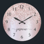 Stilvolle Rose Gold Glitzer Monogram Name Signatur Große Wanduhr<br><div class="desc">Girly Glam Blush Rose Gold Glitzer Metallic Monogram Name Script Custom Personalisiert Large Clock. Diese Design mit Ihrem Vornamen in einem hübschen handgeschriebenen Stil Swash Schwanz Schriftart Signatur Typografie auf rot rosa Imitate Rosa Gold metallische Folie mit Glam funkel Glitzer Rand. Diese sind einfach zu anpassen. Große stilvolle feminine Hauswärmeschenke,...</div>