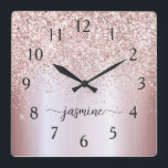 Stilvolle Rose Gold Glitzer Monogram Name Signatur Quadratische Wanduhr<br><div class="desc">Girly Glam Blush Rose Gold Glitzer Metallic Monogram Name Script Custom Personalisiert Square Wall Clock. Diese Design mit Ihrem Vornamen in einem hübschen handgeschriebenen Stil Swash Schwanz Schriftart Signatur Typografie auf rot rosa Imitate Rosa Gold metallische Folie mit Glam funkel Glitzer Rand. Diese sind einfach zu anpassen. Große stilvolle feminine...</div>