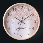 Stilvolle Rose Gold Glitzer Monogram Name Signatur Uhr<br><div class="desc">Girly Glam Blush Rose Gold Glitzer Metallic Monogram Name Script Custom Personalisiert Round Clock. Diese Design mit Ihrem Vornamen in einem hübschen handgeschriebenen Stil Swash Schwanz Schriftart Signatur Typografie auf rot rosa Imitate Rosa Gold metallische Folie mit Glam funkel Glitzer Rand. Diese sind einfach zu anpassen. Große stilvolle feminine Hauswärmeschenke,...</div>