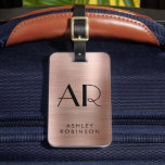 Stilvolle Rose Gold Metal Two Monogram Initial Gepäckanhänger<br><div class="desc">Stilvolle moderne 2 Monogram Erstname Rose Gold Metal Custom Personalisierte Personalisiert Luggage Bag Tag. Dieses Design mit vollständigem Namen Typografie mit 2 Monogramm Initial, Adresse Info über Rose Gold Brushed Metal (Pink Rose Gold Metallic Folie Look) Hintergrund. Diese sind einfach zu anpassen. Stilvolle Weiblichkeit oder Geschenk für Hochzeit, süße 16...</div>